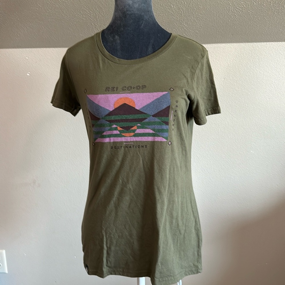 REI size small forest green t-shirt